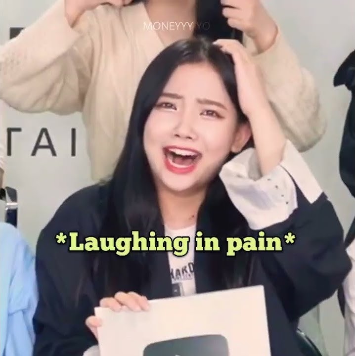 Harin pulls out Arang's hair😅 #shorts #pinkfantasy