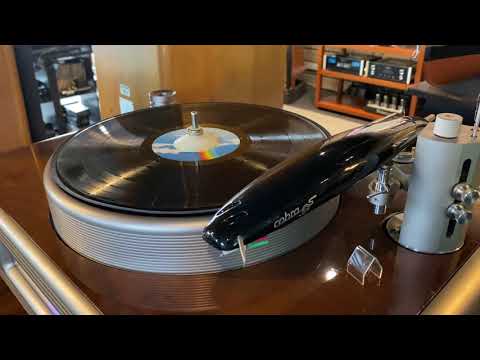 A quick tour of the Continuum Caliburn turntable, 400 lbs of exotic materials and engineering.