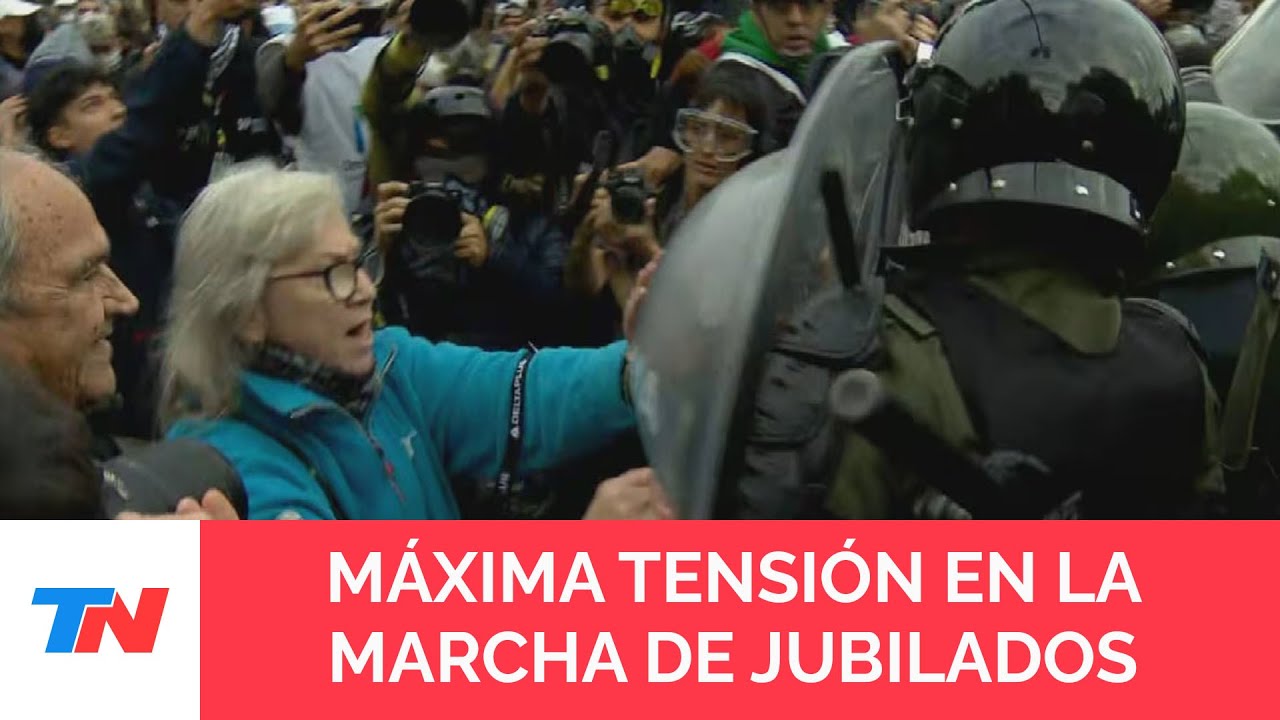INCIDENTES EN LA MARCHA DE JUBILADOS: los manifestantes arrojan piedras contra la Gendarmería