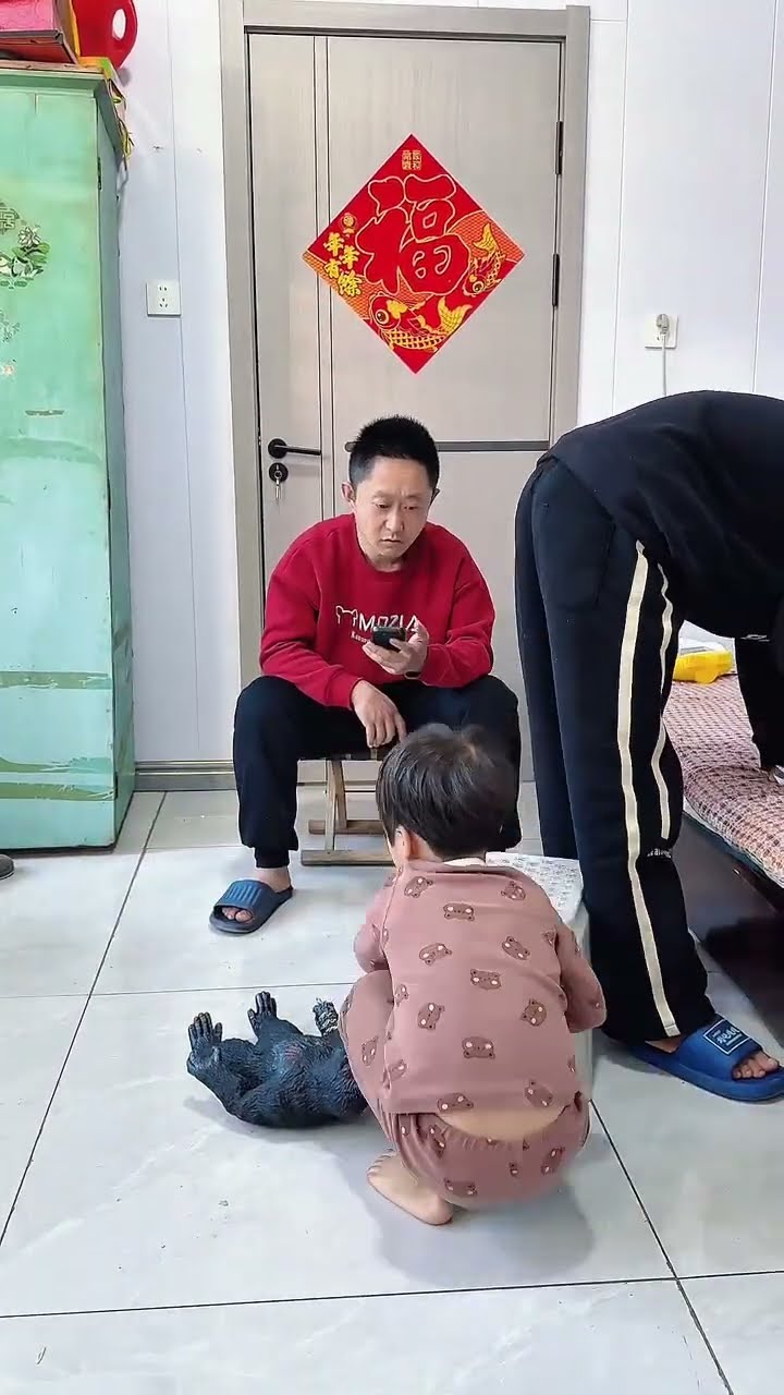 当爸爸踢了哥哥凳子，没想到弟弟竟然会这样做！#Cute baby#Cute#呆萌小米宝#聪明宝宝#萌娃