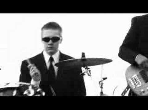 Mira Status Minor - Blinded (video) en YouTube