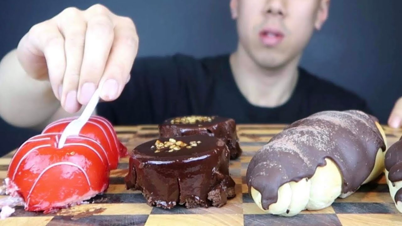 [ASMR] MIRROR GLAZE CHOCOLATE & RASPBERRY MOUSSE-SOFT EATING SOUNDS ...