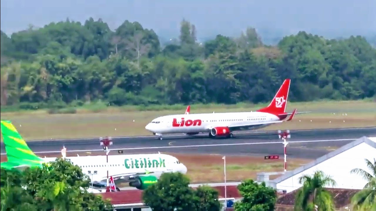 Pesawat Lion air Take Off di susul Batik Air Landing di 