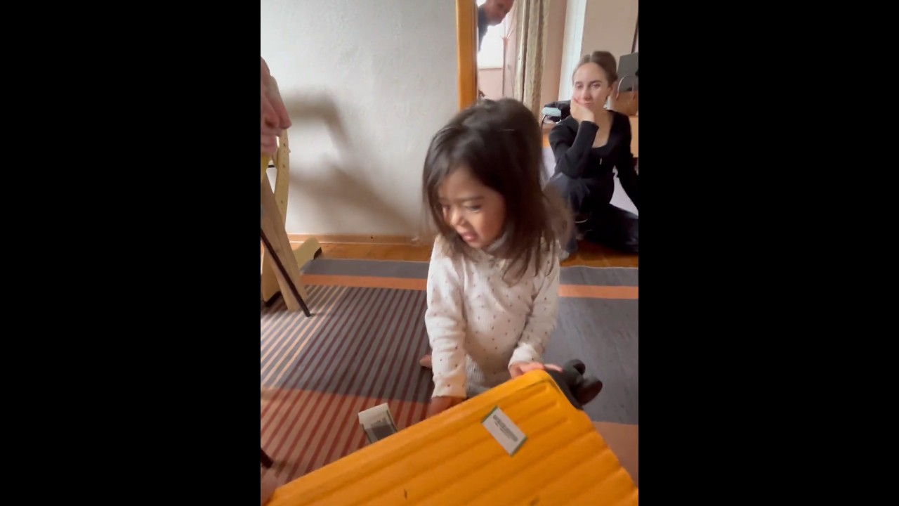 两个月没见到混血女儿，去俄罗斯给她带了两大箱礼物，有啥反应？ @小棉袄奶奶 #混血宝宝 #金牌育言家 #骗你生女儿