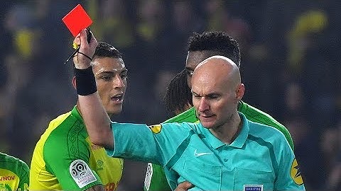 Franse voetbalscheidsrechter geschorst na uittrappen!