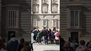 Cambio de guardia en el Palacio Real de Madrid | Viaje a Madrid