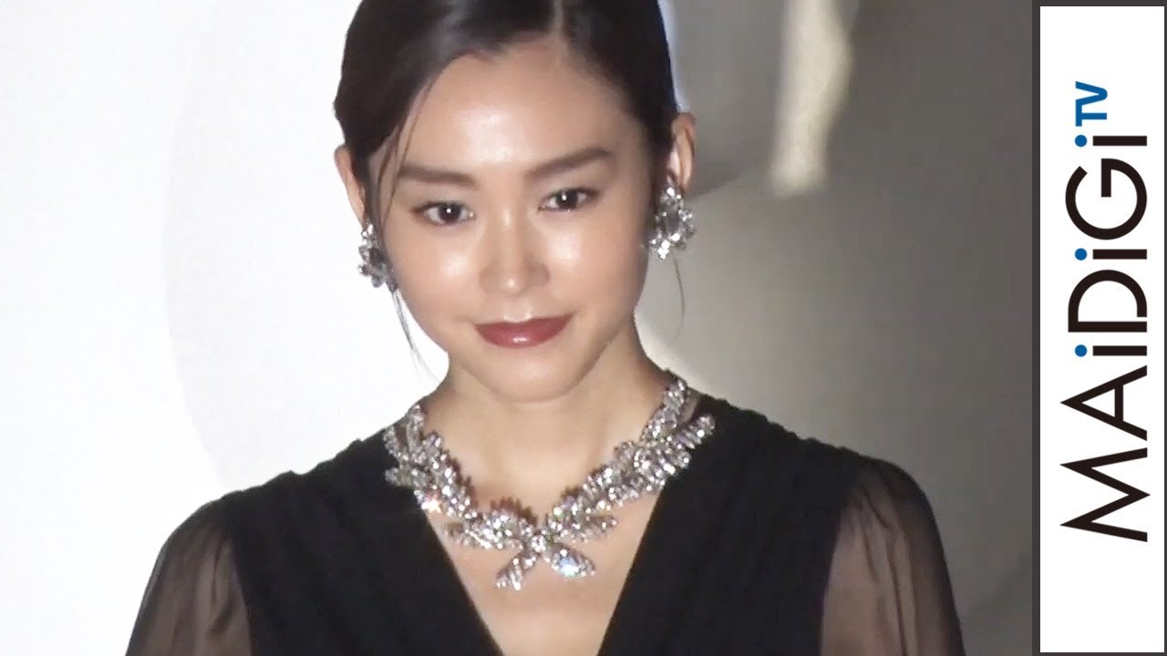 桐谷美玲、黒のシースルードレスで「大人なクリスマス」 「表参道