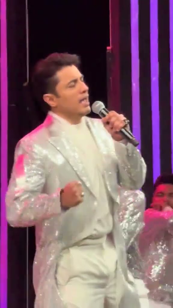 Ali Zafar Dazzles at HUM TV's 20th Anniversary Celebration with an Iconic Performance! ?
