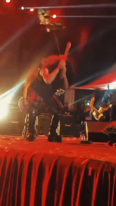 Detik Detik Otong Koil Menghancurkan Gitarnya Di Atas Panggung