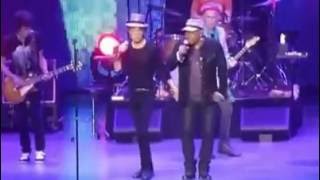 Video thumbnail of "THE ROLLING STONES & Aaron Neville   UNDER THE BOARDWALK(live)"