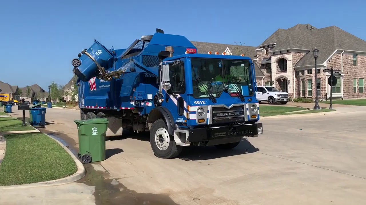 Republic Services Mack MRU DuraPack Python Collecting recycle - YouTube