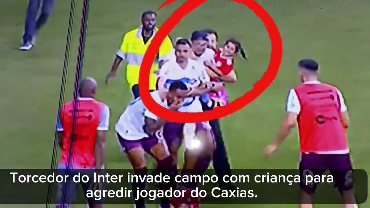 Torcedor do Inter invade campo com criança no colo e agride atleta do Caxias