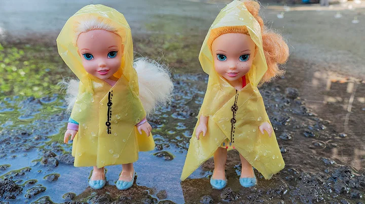 RAINY DAY Elsa & Anna Playing in the rain!!