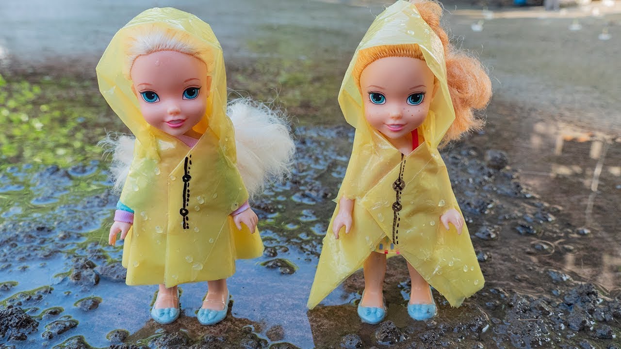 RAINY DAY Elsa & Anna Playing in the rain!! - YouTube