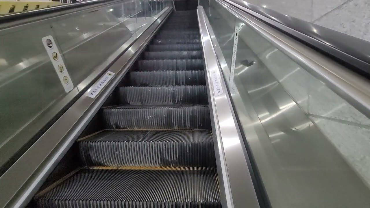 Escalator at Sports Complex Stadium Subway Station line2 Gate8, Jamsil, Seoul, KR