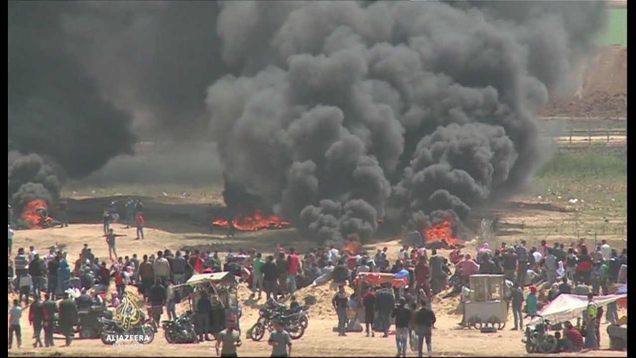 الفلسطينيون يحرقون الإطارات لتشتيت انتباه القناصة