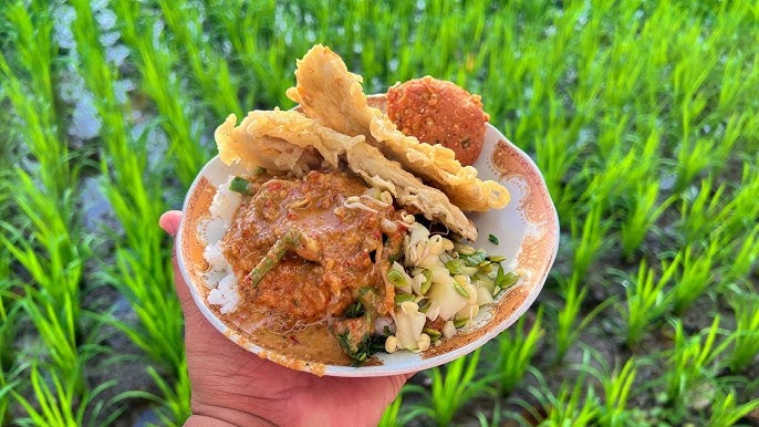 Sego pecel khas Jawa dengan nasi hangat, sayuran segar, dan siraman bumbu kacang yang gurih
