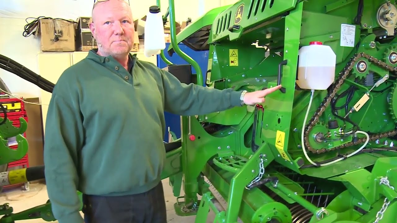 Vedlikehold av kniver - John Deere C441R rundballepresse 6/7