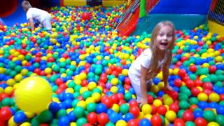 indoor playground &amp; colored balls super fun jumps to balls zabawa na sali zabaw i kolorowe kulki