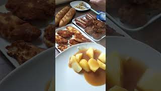 Gemischte Fleisch und Wurstplatte mit Kartoffeln und soße.