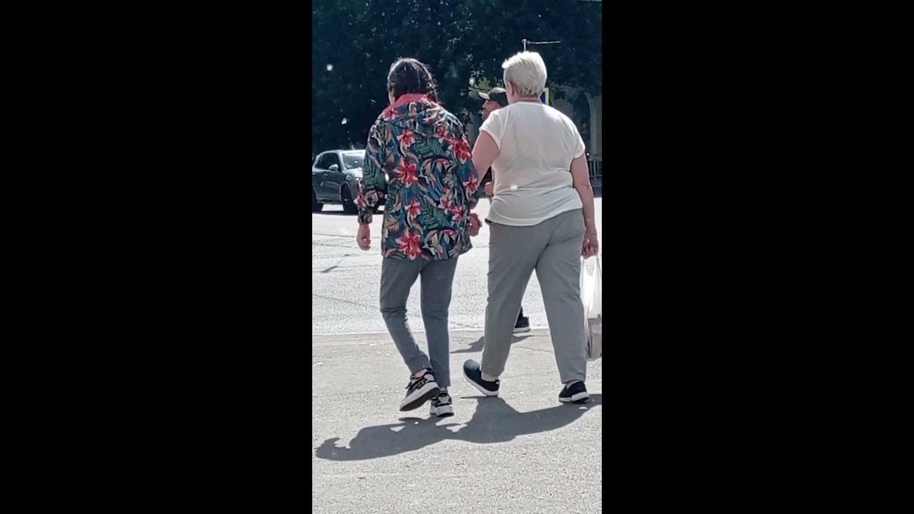 порванные штаны прикол. деда вырвало. деда вырвало. Angry grandpa бриджит. прикол над стариками.