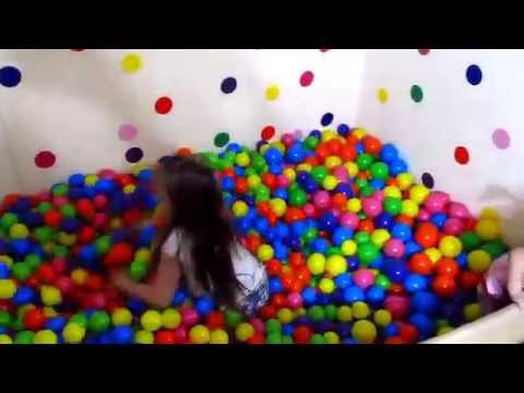 Шарики для сухого бассейна. Обзор и развлечение. Pool with color balls