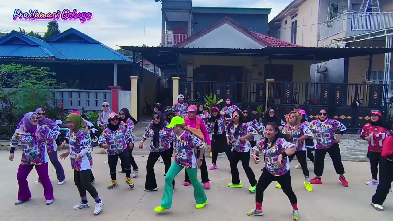 GADIS BALIKU || REMIX || TIKTOKVIRAL || SENAM KREASI WITH COACH MOMO