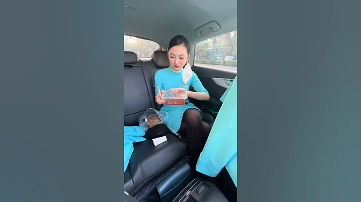 落地的空姐在车里什么都敢吃 - 天天要闻