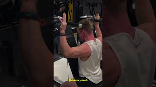 Упражнение на дельты: обратный жим сидя в тренажере #спорт #тренировка #фитнес #gym #тренер