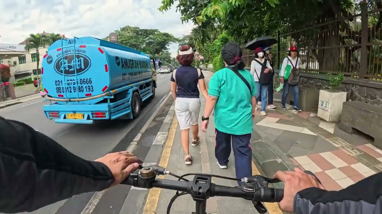 Relaxing Cycling in a Rain Forest City: Bogor Botanical Gardens POV