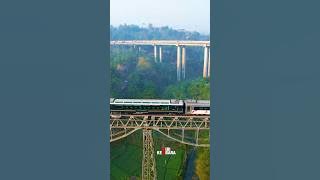 WOW !!! Spektakuler Saat KA Argo Parahyangan Melalui Jembatan Cikubang #keretaapiindonesia