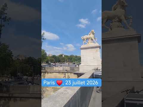 Paris le 23 juillet 2026,au bord des quais de la Seine, vue sur les bateaux mouches, la Tour Eiffel by carmenjimenez                   