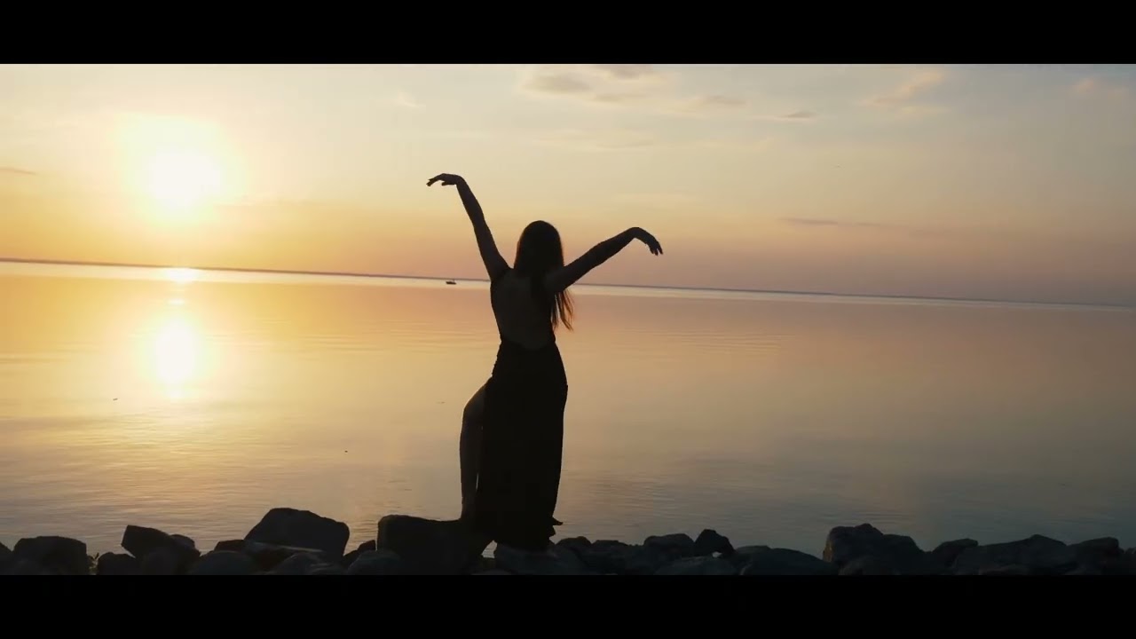 Obejrzyj Silentloops „Black Clouds“ w YouTube Obejrzyj Silentloops „Black Clouds“ w YouTube