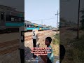 Awas Kereta! Bocil Menghitung Gerbong KA Jarak Jauh Taksaka Melintas Di Stasiun Kosambi