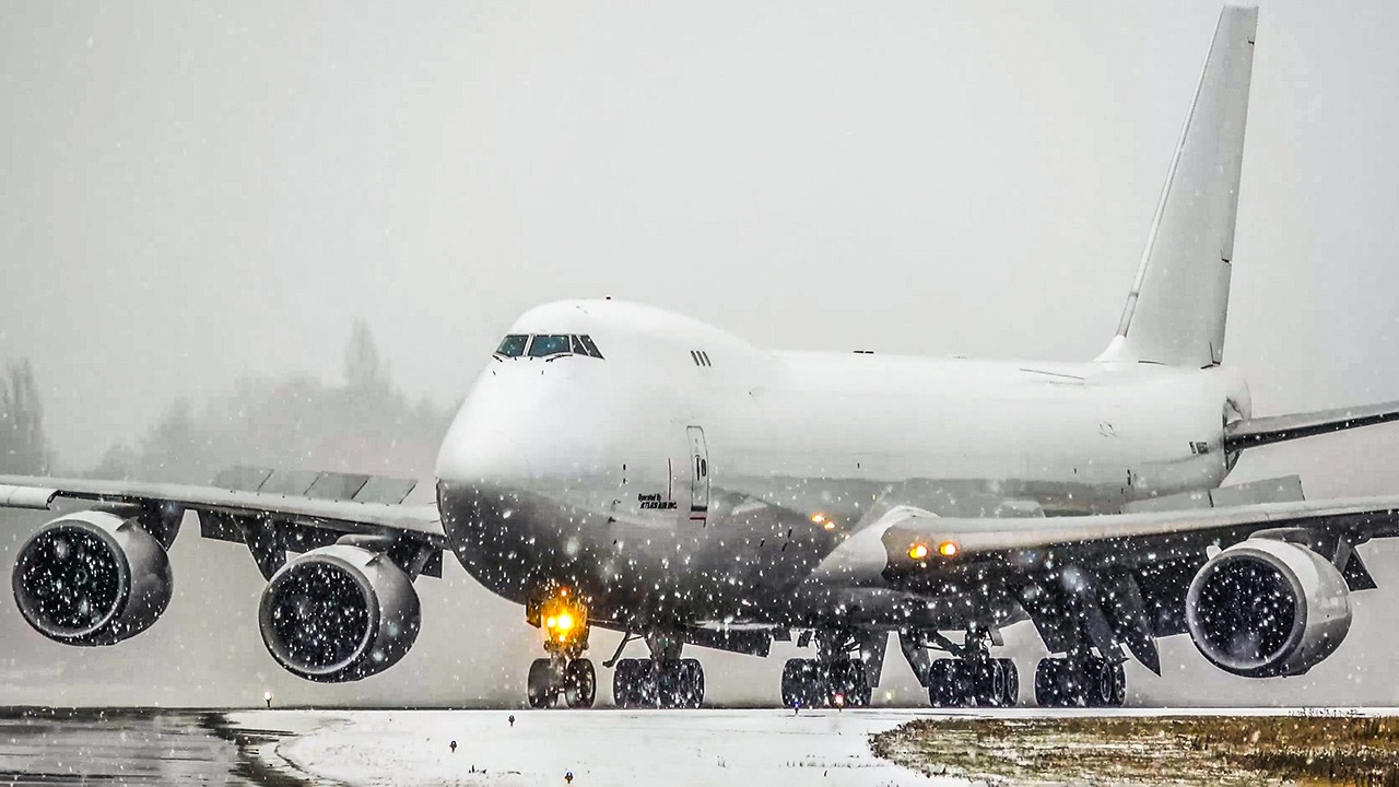 BOEING 747 DEPARTURE with SNOW - B747 Winter Cargo Operations at Liege (4K)