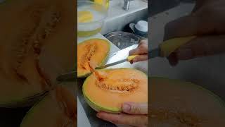 melon#shortsviral #freshfruits #fruitlover#slicing #shorts#melon @llanesambajon
