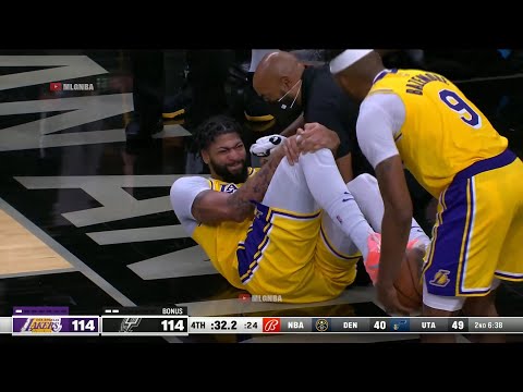 Anthony Davis grabbing his knee in pain is not good 👀 Lakers vs Spurs