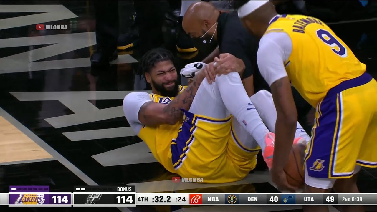 Anthony Davis grabbing his knee in pain is not good 👀 Lakers vs Spurs