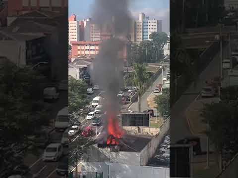 Incêndio em Curitiba: Casa antiga é destruída e motoristas devem evitar a região
