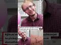 Njihuni me burrin që lejon mushkonjat ta pickojnë, për një arsye shumë domethënëse