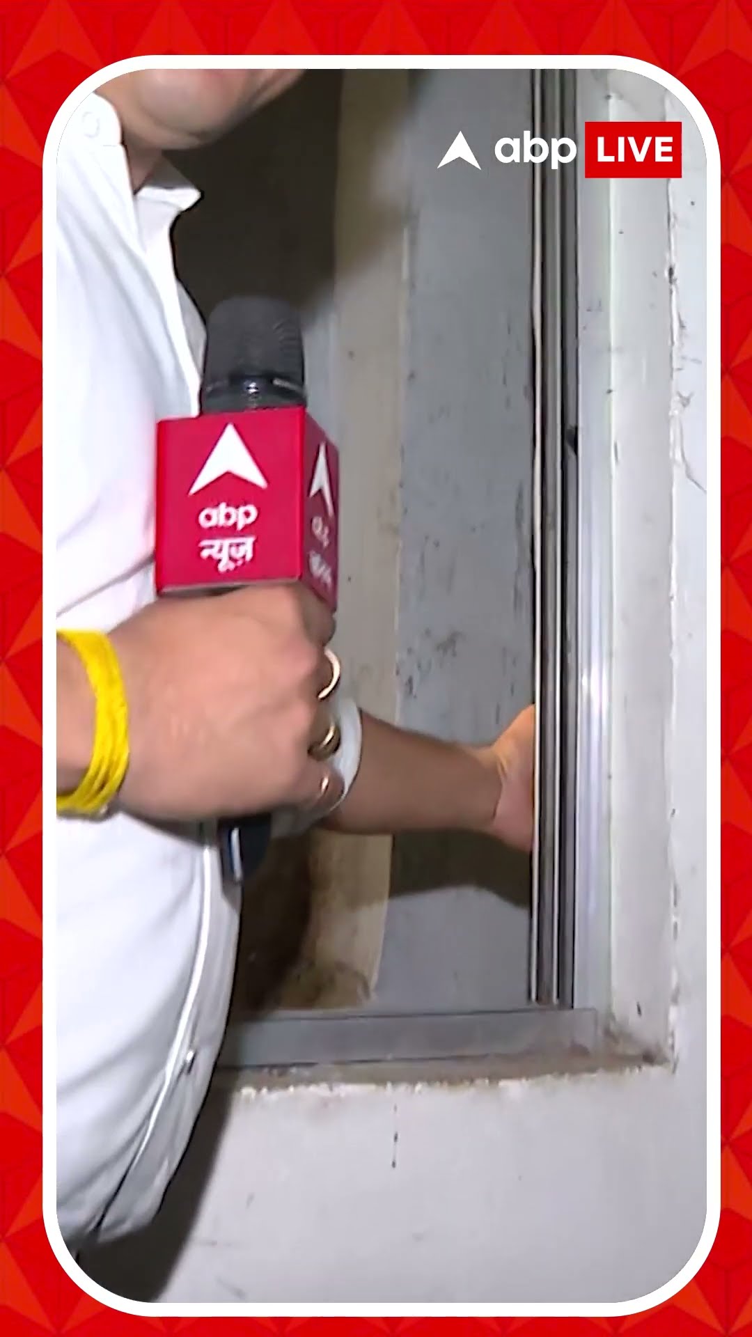 খাস কলকাতায় ফের সামনে এল বাড়ি হেলে পড়ার ছবি, একে অপরের গায়ে হেলে পড়েছে দুটি বহুতল