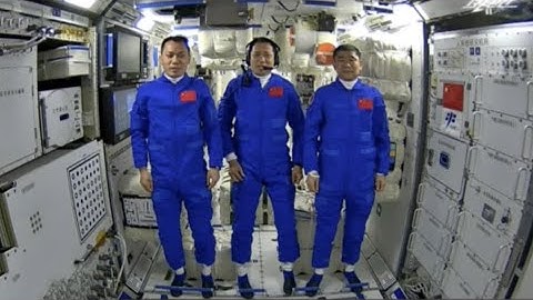 3 astronauts enter China