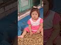 perhatikan anak yg sedang asyik main tiba tiba bersin