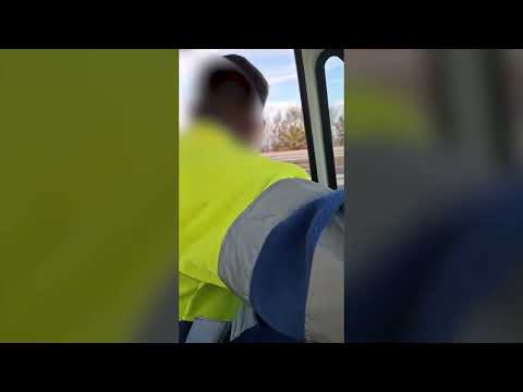 Mujer camina por el medio de la autov&iacute;a a la altura del aeropuerto