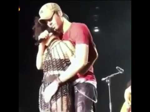 Enrique Iglesias manoseó a su telonera durante un show que brindó en México.