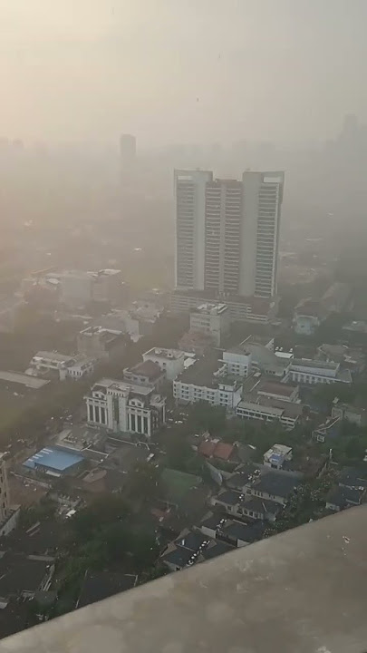 suasana di sore hari mendung hujan panas