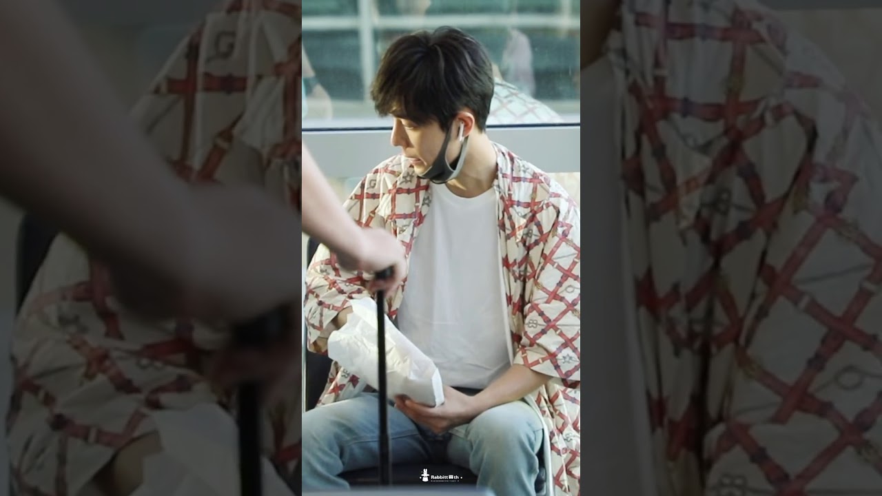 肖战饭拍 吃小面包 Xiao Zhan’s Fancam ：Eat small bread.