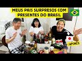 Meus pais surpresos com presentes do Brasil