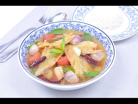 Sour and Spicy Smoked Dry Fish Soup (Thai Food) - Tom Klong Pla Krob ต้มโคล้งปลากรอบ