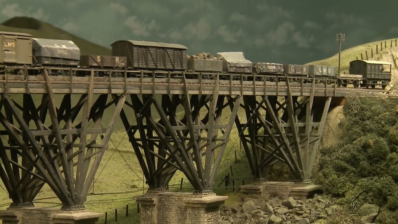 Товарный поезд Down Branch, проезжающий через Дармур, у музея Пендона.